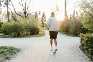 Person walking fast in a park – 15-minute walking benefits for longevity