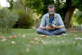 Mindfulness app helping with stress – lifestyle trends 2025